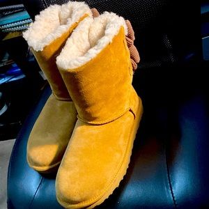 Ugg Bailey Bow II Boot Tan size 8 women in good condition no scuffs, sole 97%.